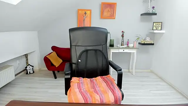 Snapshot of LollaGirl chatting on 14, 11, 2025 LollaGirl online show from 14, 11, 2025