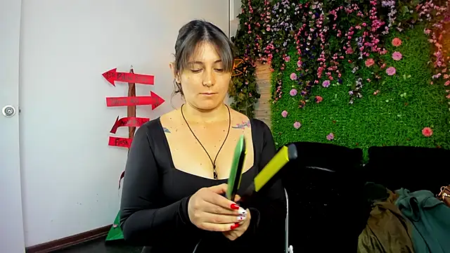 SarahDeyvis online show from 4, 11, 2025