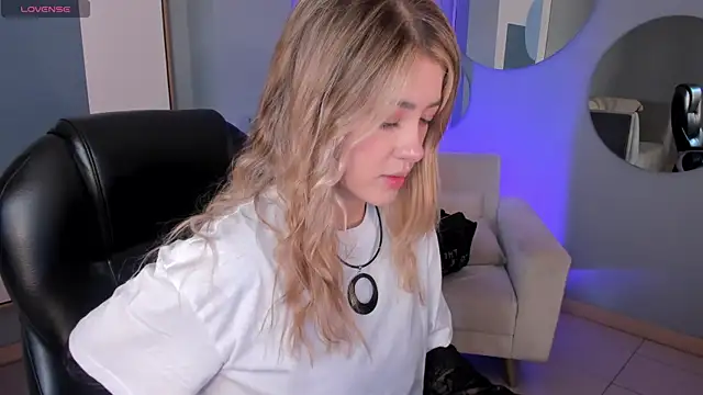 EveBensonX online show from 16, 10, 2025