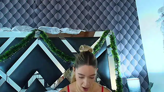 victoriaa lee  online show from 13, 12, 2024