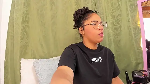 Snapshot of iriss_25 chatting on 26, 2, 2025 iriss 25 online show from 26, 2, 2025