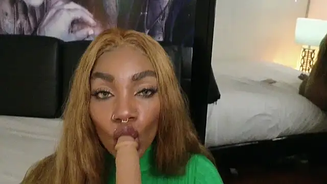 Snapshot of emely_brandon chatting on 28, 11, 2025 emely brandon online show from 28, 11, 2025