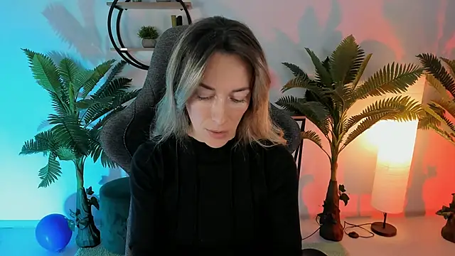 Snapshot of RebeccaMartinez chatting on 10, 12, 2024 RebeccaMartinez online show from 10, 12, 2024