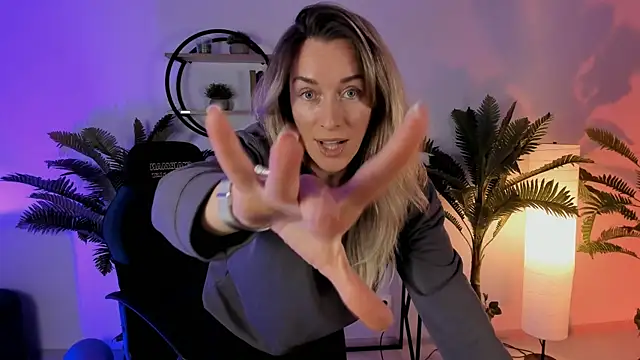 Snapshot of RebeccaMartinez chatting on 5, 1, 2025 RebeccaMartinez online show from 5, 1, 2025