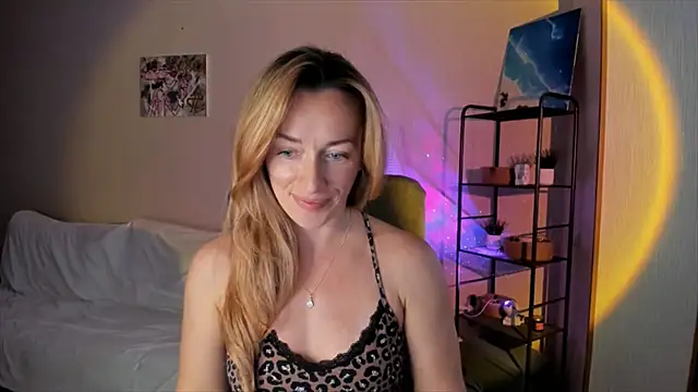 Snapshot of RebeccaMartinez chatting on 11, 10, 2025 RebeccaMartinez online show from 11, 10, 2025