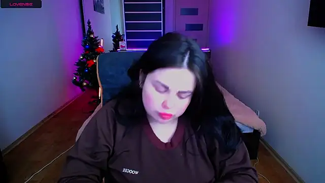 Snapshot of Emily_Mo chatting on 12, 12, 2024 Emily Mo online show from 12, 12, 2024