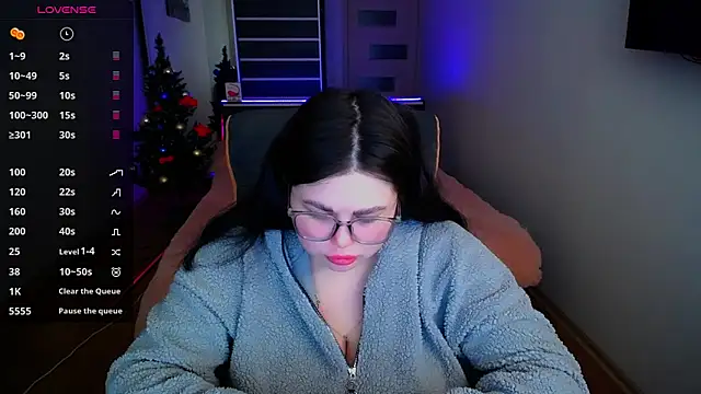 Snapshot of Emily_Mo chatting on 14, 12, 2024 Emily Mo online show from 14, 12, 2024