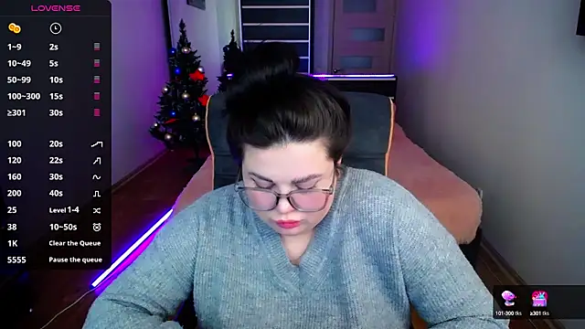 Snapshot of Emily_Mo chatting on 19, 12, 2024 Emily Mo online show from 19, 12, 2024