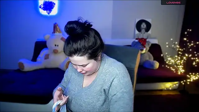 Snapshot of Emily_Mo chatting on 25, 12, 2024 Emily Mo online show from 25, 12, 2024
