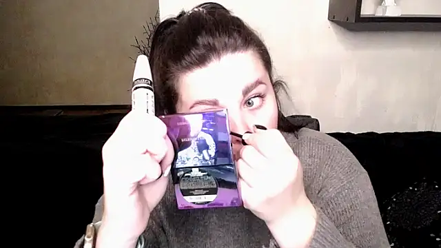 Snapshot of Emily_Mo chatting on 25, 10, 2025 Emily Mo online show from 25, 10, 2025