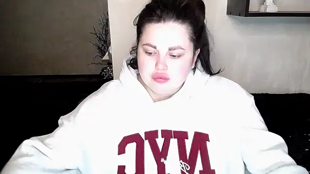 Snapshot of Emily_Mo chatting on 26, 10, 2025 Emily Mo online show from 26, 10, 2025