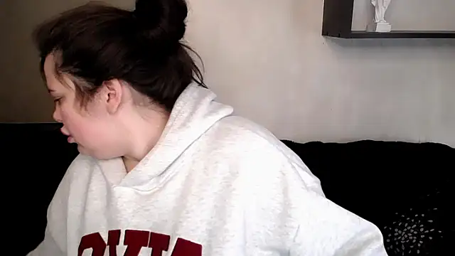 Snapshot of Emily_Mo chatting on 28, 10, 2025 Emily Mo online show from 28, 10, 2025