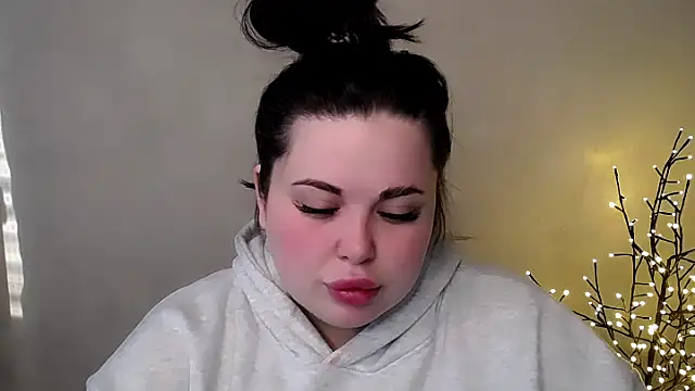 Snapshot of Emily_Mo chatting on 25, 11, 2025 Emily Mo online show from 25, 11, 2025