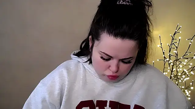 Snapshot of Emily_Mo chatting on 26, 11, 2025 Emily Mo online show from 26, 11, 2025