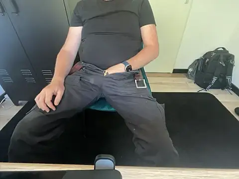 Snapshot of Lovetobenaked4u chatting on 10, 9, 2025 Lovetobenaked4u online show from 10, 9, 2025