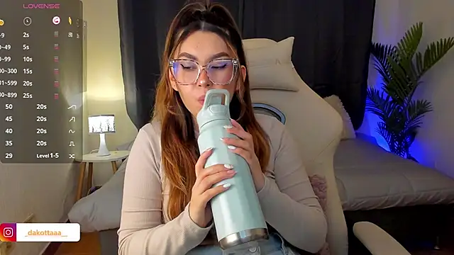 dakottaa  online show from 22, 10, 2025