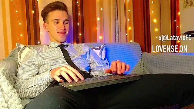 Snapshot of Midnighter_ chatting on 23, 12, 2025 Midnighter online show from 23, 12, 2025