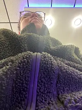 Snapshot of QueenNuttCollector chatting on 1, 3, 2025 QueenNuttCollector online show from 1, 3, 2025