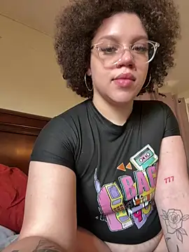 Snapshot of QueenNuttCollector chatting on 25, 3, 2026 QueenNuttCollector online show from 25, 3, 2026