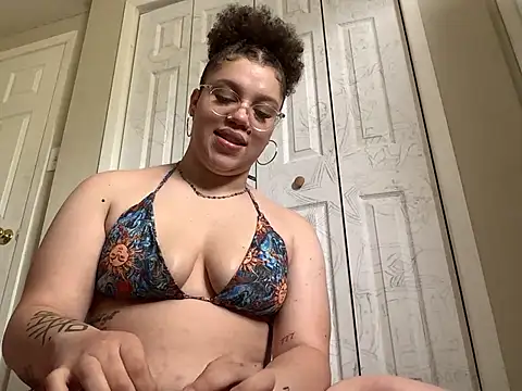 Snapshot of QueenNuttCollector chatting on 26, 4, 2026 QueenNuttCollector online show from 26, 4, 2026
