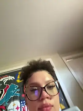 QueenNuttCollector online show from 9, 6, 2026