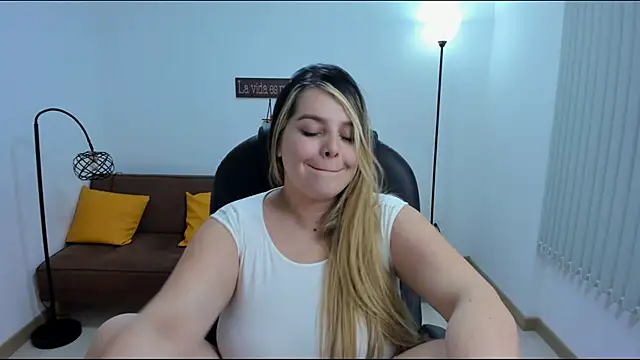 Snapshot of camiilaa1 chatting on 8, 2, 2025 camiilaa1 online show from 8, 2, 2025