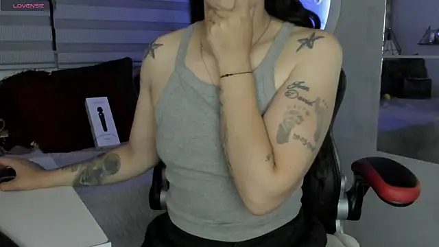 Snapshot of natasha_logan_ chatting on 6, 4, 2026 natasha logan online show from 6, 4, 2026