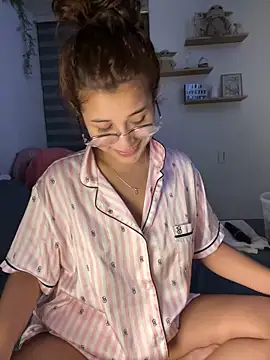 Snapshot of crystal_bunny7 chatting on 9, 12, 2024 crystal bunny7 online show from 9, 12, 2024