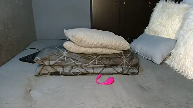 CURVEYDOLLXX online show from 7, 1, 2025