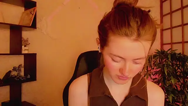 KateCuddle online show from 13, 3, 2025