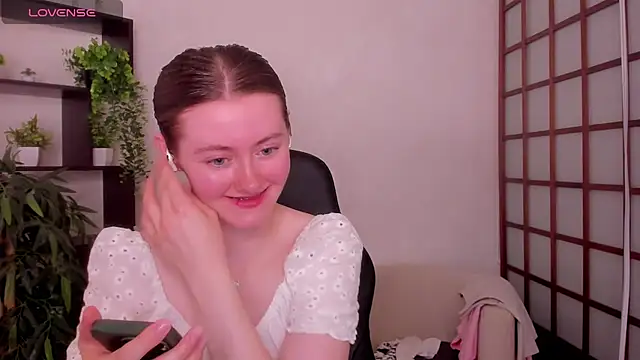 Snapshot of KateCuddle chatting on 2, 7, 2026 KateCuddle online show from 2, 7, 2026