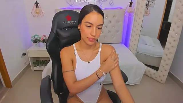 xiomara  cortes online show from 4, 2, 2025