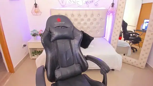 xiomara  cortes online show from 5, 2, 2025