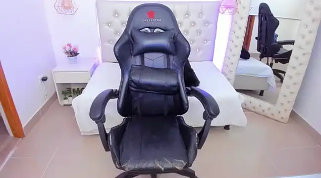 xiomara  cortes online show from 17, 2, 2025