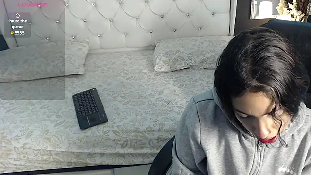 LiaVillalobos online show from 17, 10, 2025