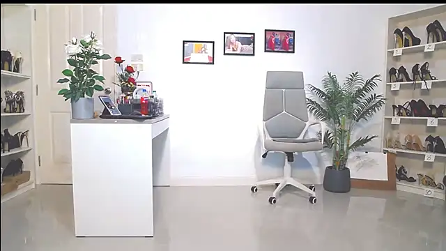 Hotbeebee online show from 9, 3, 2025