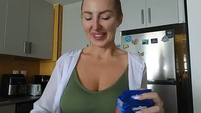 Snapshot of Allys chatting on 2, 10, 2025 Allys online show from 2, 10, 2025