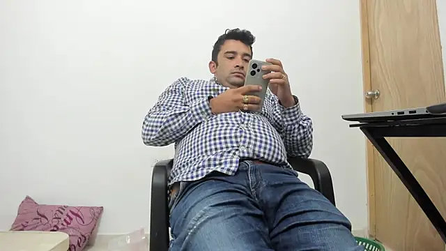 Snapshot of isearchcompany chatting on 28, 11, 2025 isearchcompany online show from 28, 11, 2025