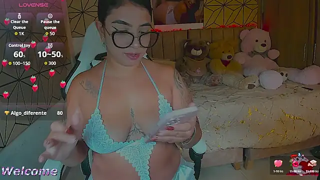 Snapshot of vane_lopez_ chatting on 7, 10, 2025 vane lopez online show from 7, 10, 2025