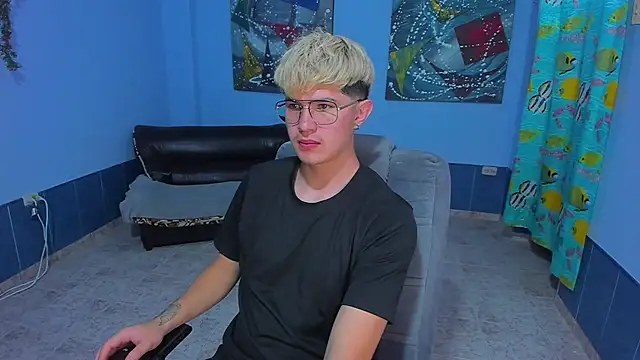 Snapshot of patrik_027 chatting on 23, 11, 2025 patrik 027 online show from 23, 11, 2025