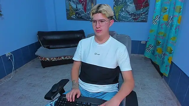 Snapshot of patrik_027 chatting on 26, 11, 2025 patrik 027 online show from 26, 11, 2025