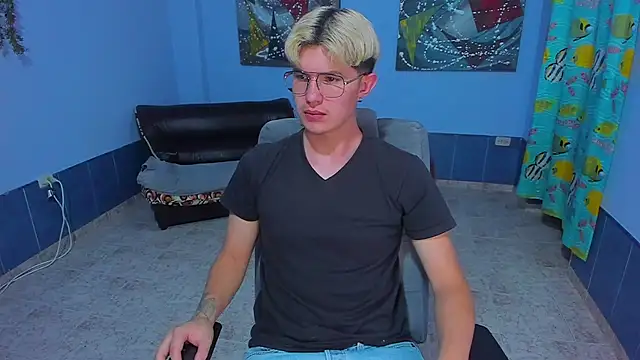 Snapshot of patrik_027 chatting on 28, 11, 2025 patrik 027 online show from 28, 11, 2025