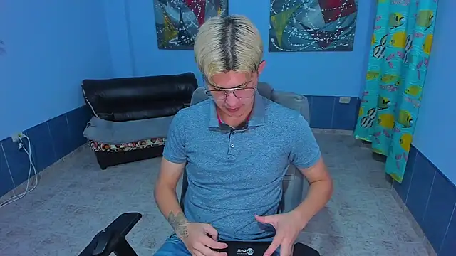 Snapshot of patrik_027 chatting on 28, 11, 2025 patrik 027 online show from 28, 11, 2025