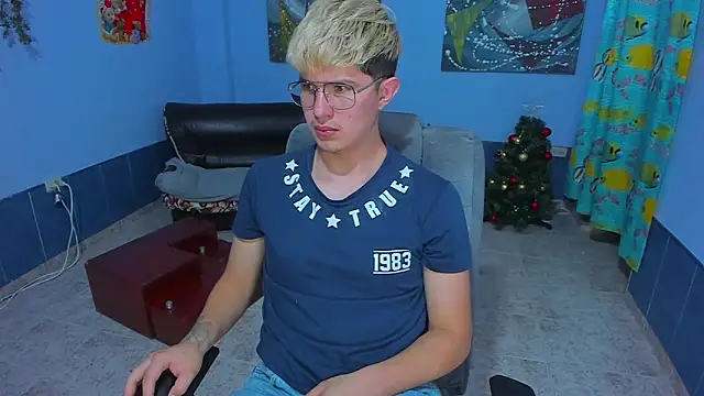 Snapshot of patrik_027 chatting on 4, 12, 2025 patrik 027 online show from 4, 12, 2025