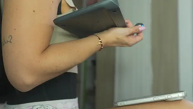 Snapshot of sarah_hiill chatting on 21, 4, 2026 sarah hiill online show from 21, 4, 2026