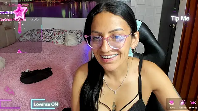 Snapshot of alma_blue chatting on 8, 4, 2026 alma blue online show from 8, 4, 2026