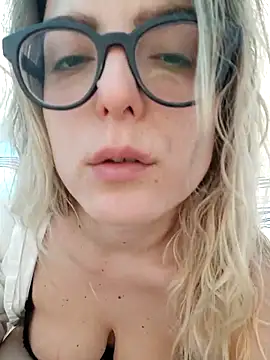 Snapshot of dolcehelena993 chatting on 9, 4, 2026 dolcehelena993 online show from 9, 4, 2026