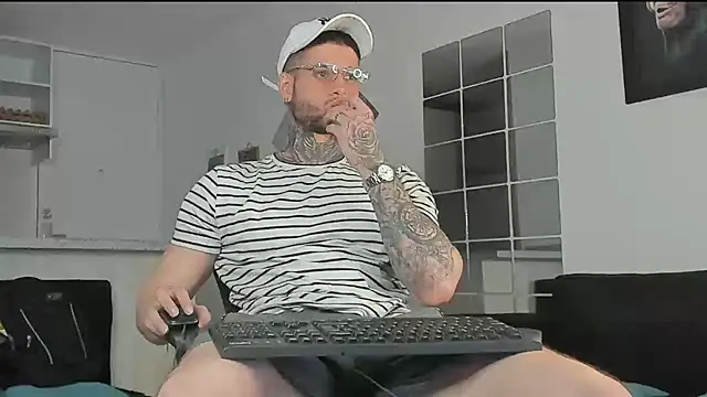 Snapshot of _jamesleandros1 chatting on 6, 1, 2025 jamesleandros1 online show from 6, 1, 2025