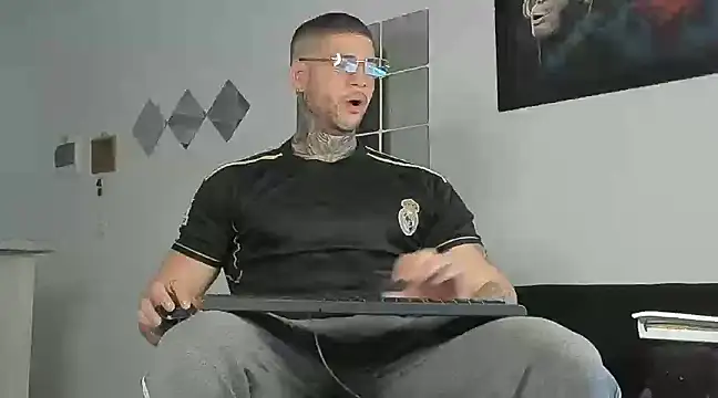 Snapshot of _jamesleandros1 chatting on 28, 2, 2025 jamesleandros1 online show from 28, 2, 2025