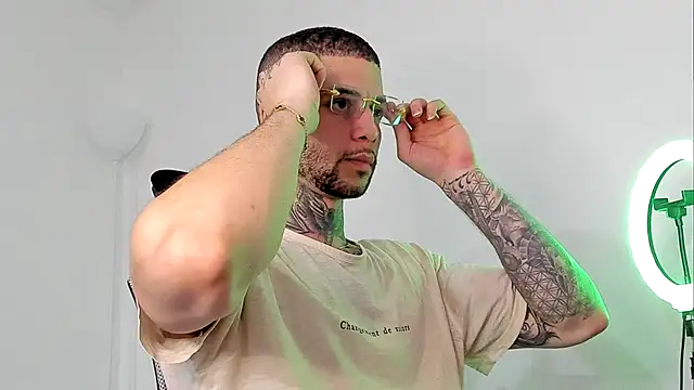 Snapshot of _jamesleandros1 chatting on 1, 10, 2025 jamesleandros1 online show from 1, 10, 2025